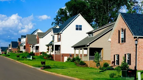 Understanding the Difference Between an MPC and an HOA in New Home Communities